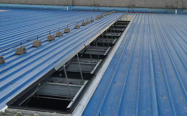 某城市大型商业综合体中庭米脂排烟窗工程