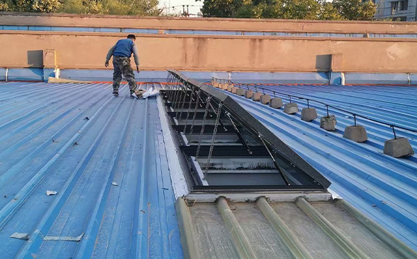 某区域性物流仓储中心米脂排烟窗系统安装项目